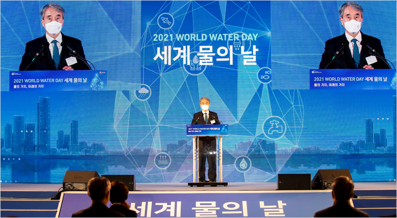 허재영 국가물관리위원회 위원장이 지난 22일 오후 부산 BEXCO에서 열린 2021년 세계 물의날 기념행사에 참석해 기념사를 하고 있다.