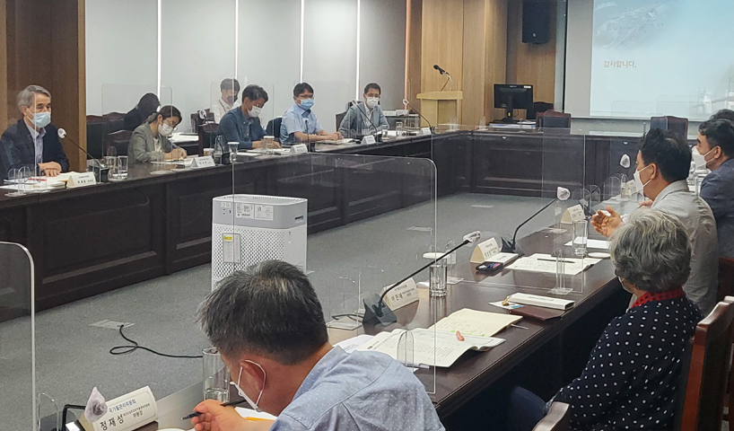 지난 6월 29일 오후 국가물관리위원회 대회의실에서 열린 하천정책전환 토론회 최종 의견수렴 회의에서 참석자들이 의견을 나누고 있다.