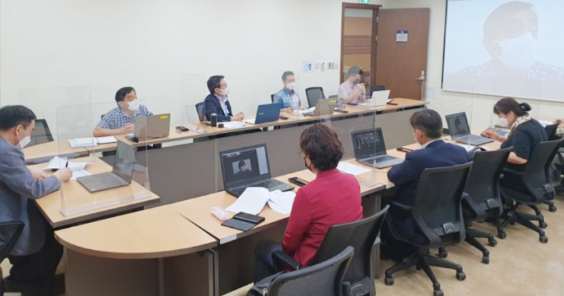 지난 6월 30일 인천광역시의회 세미나실에서 열린 한강유역물관리위원회의 ‘제2차 찾아가는 설명회’에서 참석자들이 논의하고 있다. 