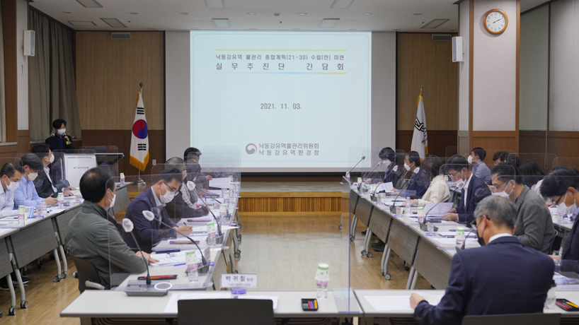 지난 3일 경남연구원에서 열린 낙동강 유역물관리종합계획 수립을 위한 제1차 유역계획 실무추진단 간담회에서 참석자들이 의견을 나누고 있다