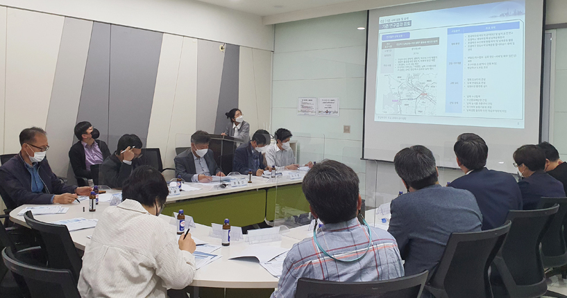 지난 4월 28일 서울역에서 열린 한강유역물관리위원회의 3차 포럼에서 참석자들이 한강하구 관련 추진 과제 등에 대하여 논의하고 있다.