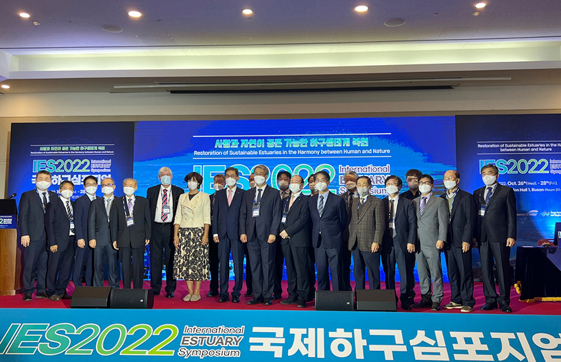 사진설명 지난 27일 부산 벡스코에서 열린 2022국제하구심포지엄 개회식에서 참석자들이 기념촬영을 하고 있다.